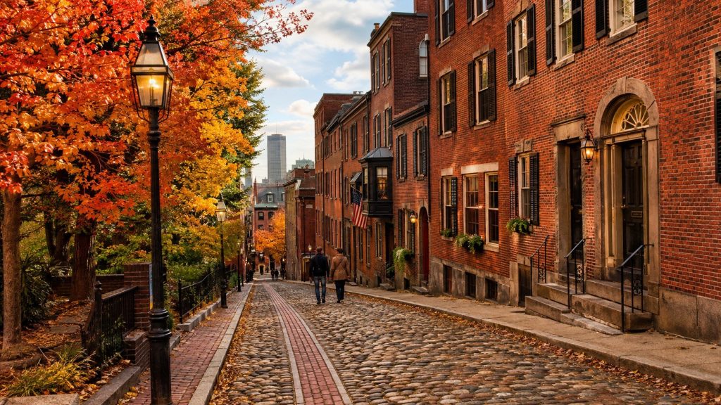 Od połowy września Nowa Anglia płonie czerwienią klonów — plan pętli Boston, White Mountains i Vermont z kalendarzem szczytu kolorów.